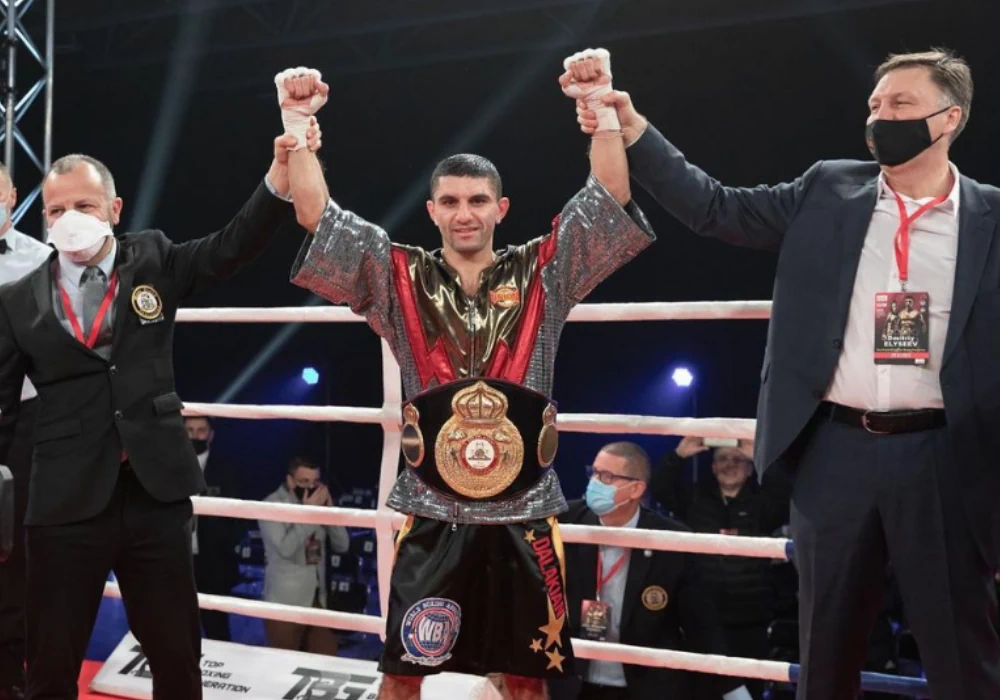 Артем Далакян защитил титул чемпиона мира WBA