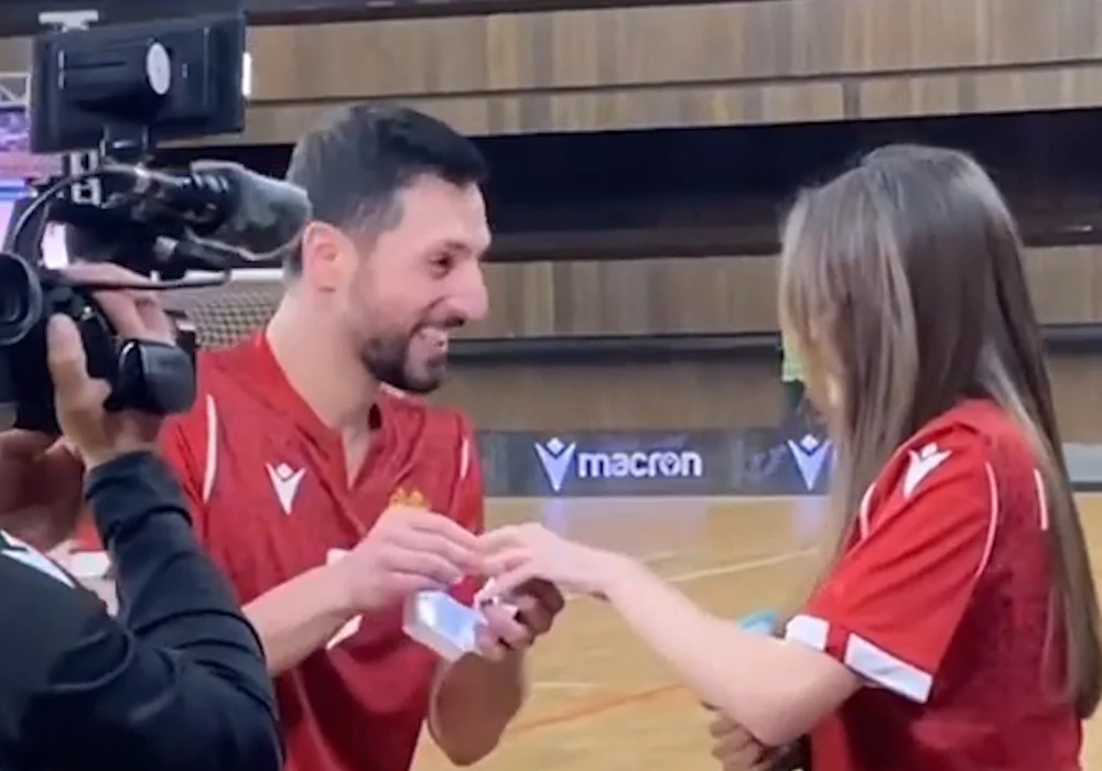 Саргис Маргарян сделал предложения девушке во время матча (видео)