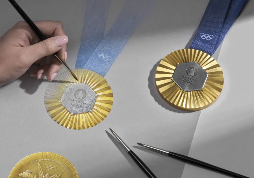 Представлены медали Олимпийских Игр 2024 в Париже.