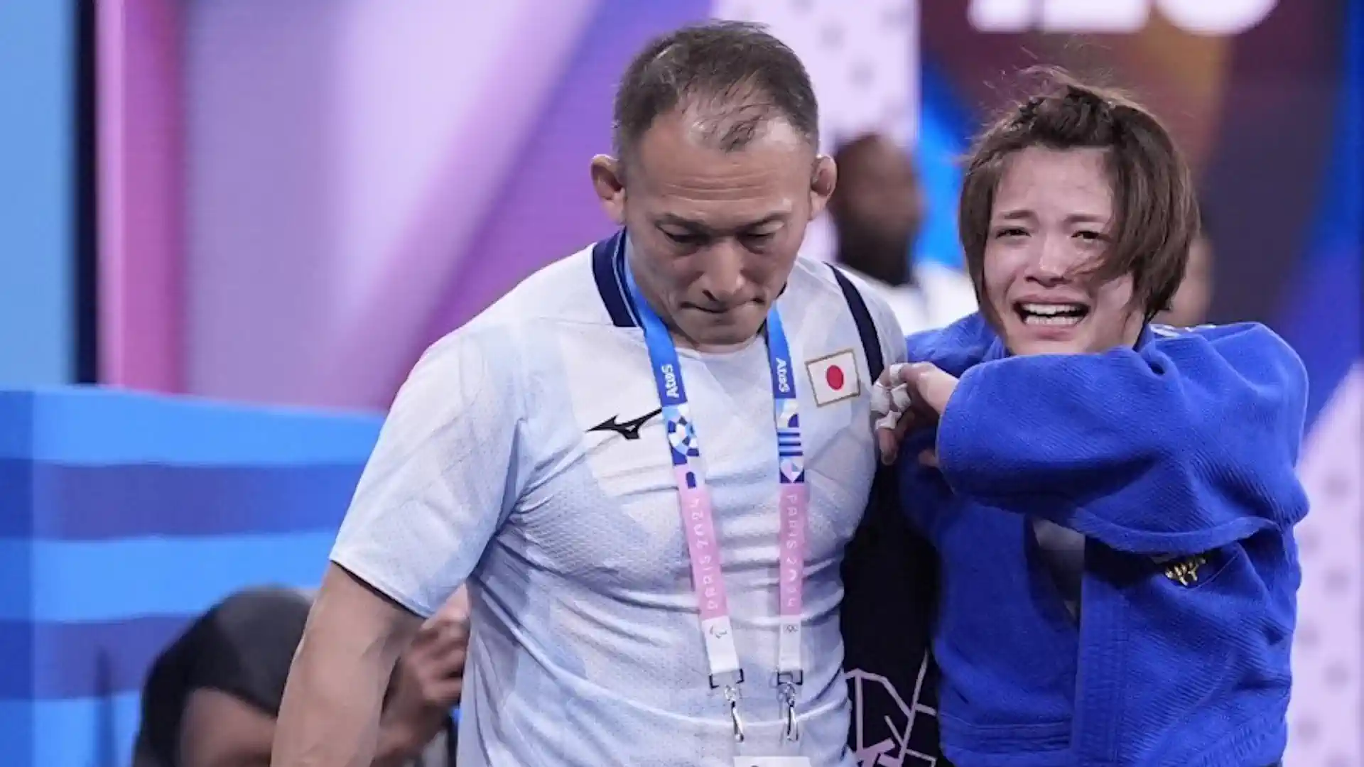 Touching moment at the Olympics: judoka Uta Abe and her coach (video)