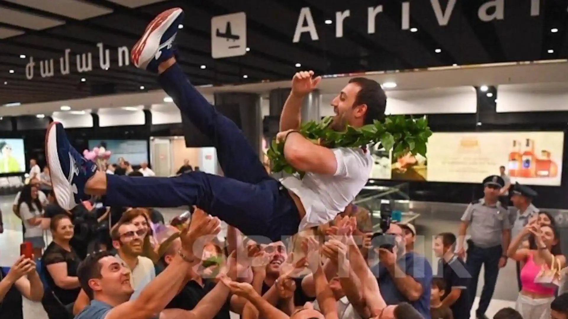 How heroes were greeted by Armenian gymnasts in Yerevan