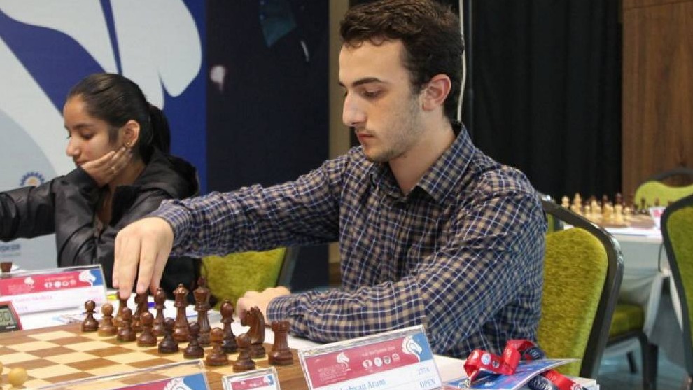 Акопян отстает от фаворита на 0.5 очка