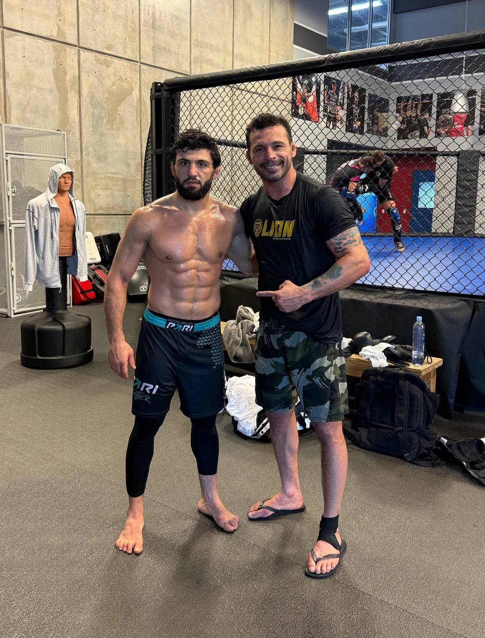 Игра на нервах: Царукян провёл тренировку с бразильцем, который нокаутировал Махачева