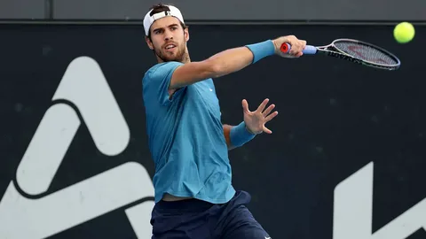 Хачанов уступил Циципасу во втором круге турнира ATP-500 в Дубае