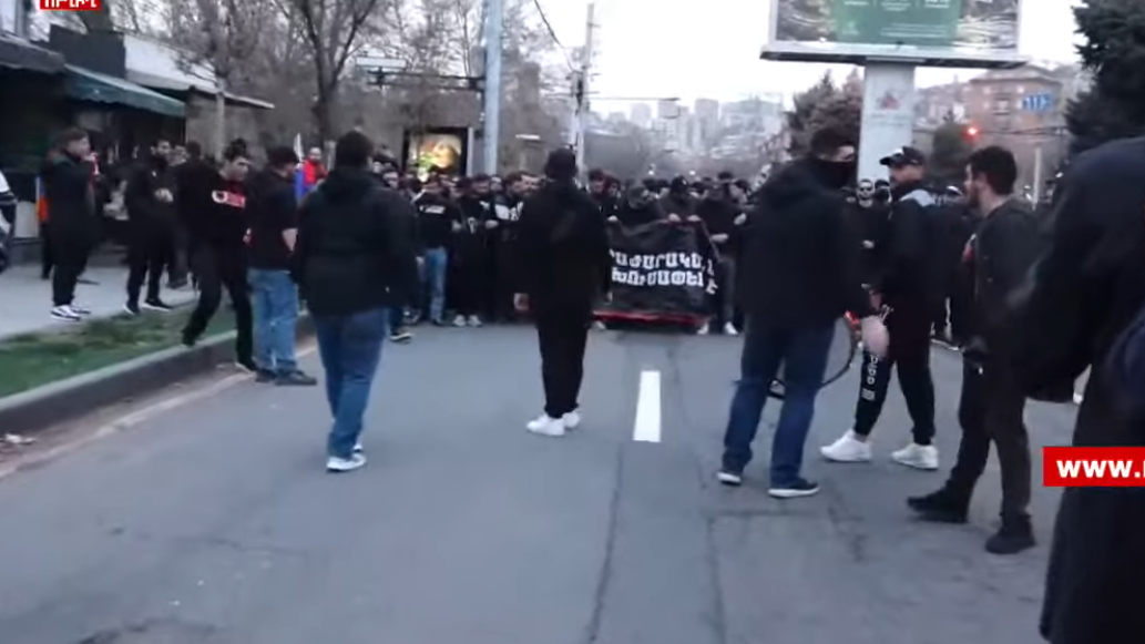 Началось шествие армянских фанатов