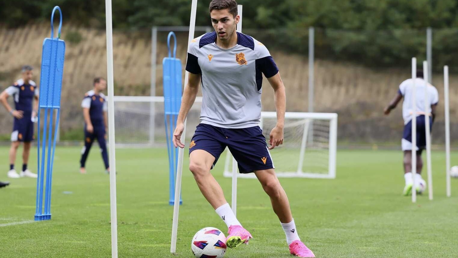 «В этом сезоне Арсена не стоит ждать на поле»: агент Захаряна