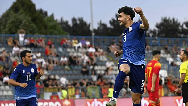 Дубль Сперцяна спас сборную от проигрыша Черногории