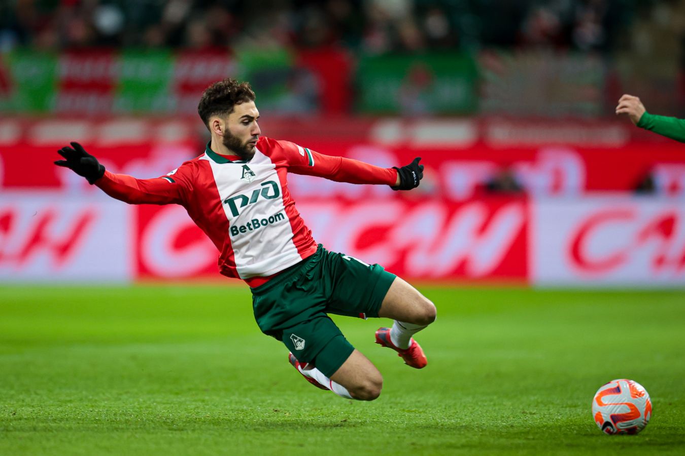 Наир Тикнизян подписал трёхлетний контракт с «Црвеной Звездой»