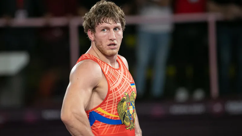 Артур Алексанян встретился с военнослужащими и сыграл в футбол в майке «Арсенала»