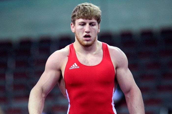 Легендарный армянский борец не в форме