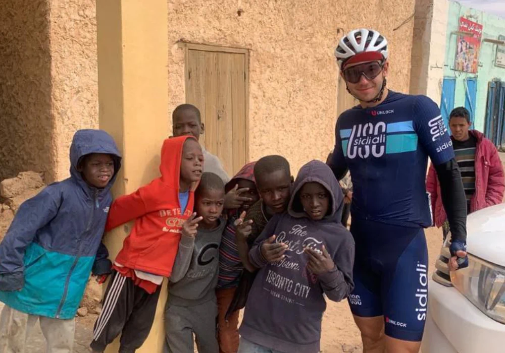 Дети набросились на Степана Григоряна после гонки в Мавритании (видео)