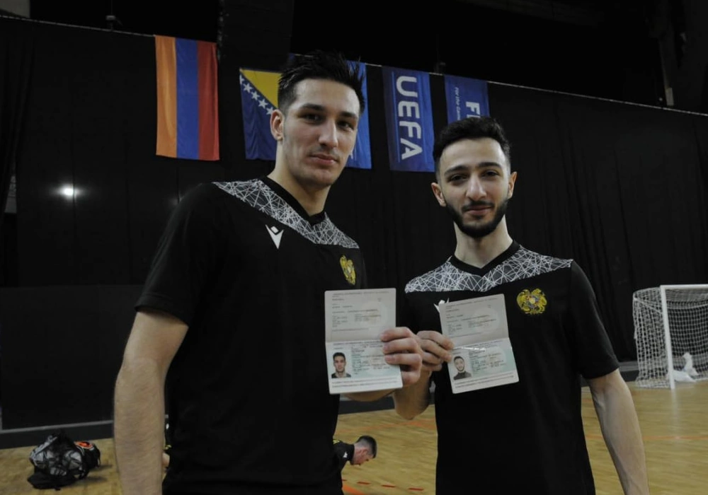 Арсений Петросян и Геворг Мнацаканян получили армянские паспорта