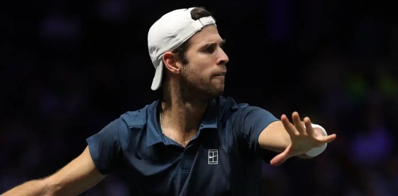 Хачанов вышел в 1/8 финала парижского Masters, обыграв Фонсеку